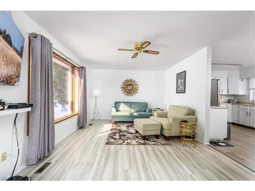 210 Lady Vivian Avenue West, Galahad, AB - Indoor Photo Showing Living Room