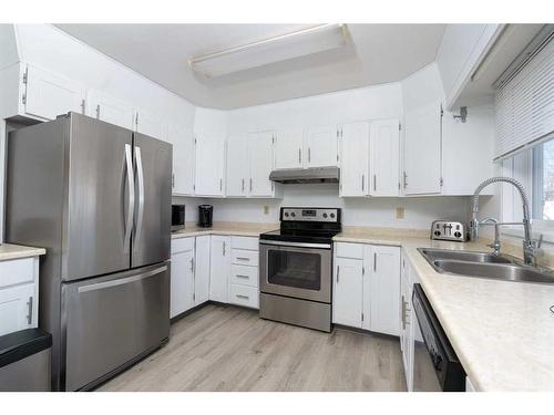 210 Lady Vivian Avenue West, Galahad, AB - Indoor Photo Showing Kitchen With Double Sink