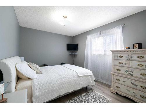 210 Lady Vivian Avenue West, Galahad, AB - Indoor Photo Showing Bedroom