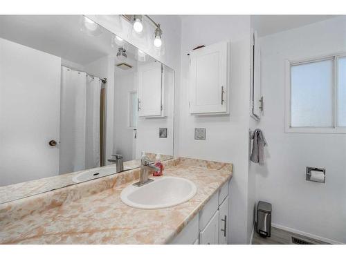 210 Lady Vivian Avenue West, Galahad, AB - Indoor Photo Showing Bathroom
