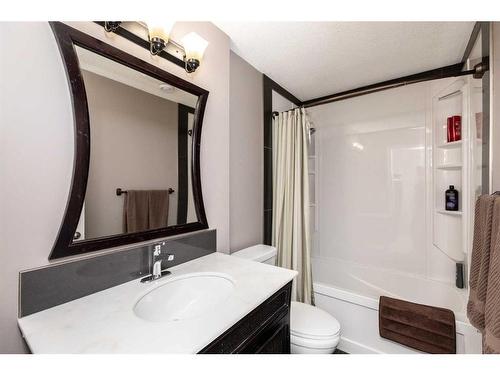 48 Cyprus Road, Blackfalds, AB - Indoor Photo Showing Bathroom