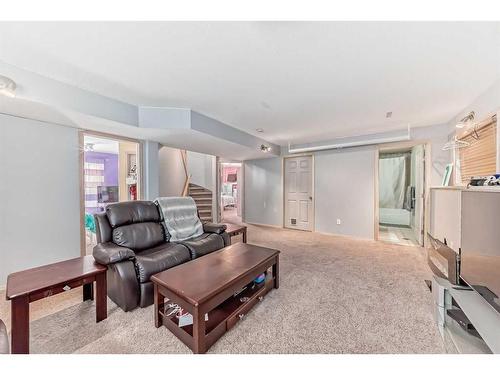 60 Wildrose Drive, Sylvan Lake, AB - Indoor Photo Showing Living Room