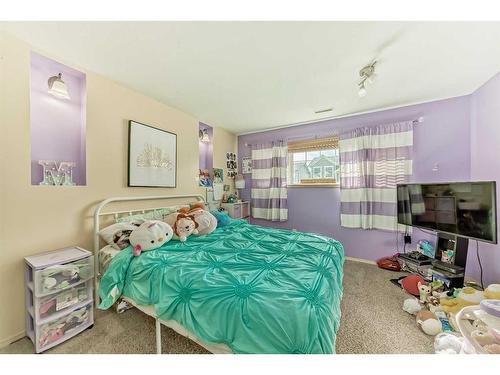 60 Wildrose Drive, Sylvan Lake, AB - Indoor Photo Showing Bedroom