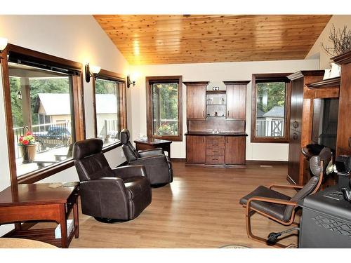 13018 Hwy 53, Rural Ponoka County, AB - Indoor Photo Showing Living Room