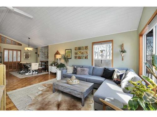 80 Parkland Drive, Parkland Beach, AB - Indoor Photo Showing Living Room
