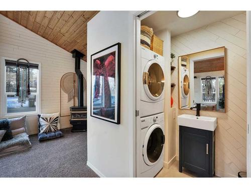 80 Parkland Drive, Parkland Beach, AB - Indoor Photo Showing Laundry Room