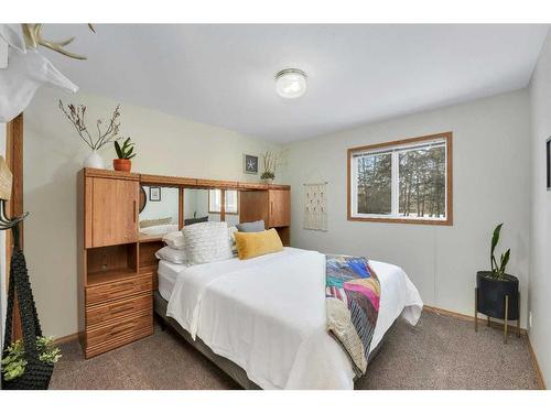 80 Parkland Drive, Parkland Beach, AB - Indoor Photo Showing Bedroom