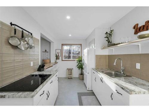80 Parkland Drive, Parkland Beach, AB - Indoor Photo Showing Kitchen With Upgraded Kitchen