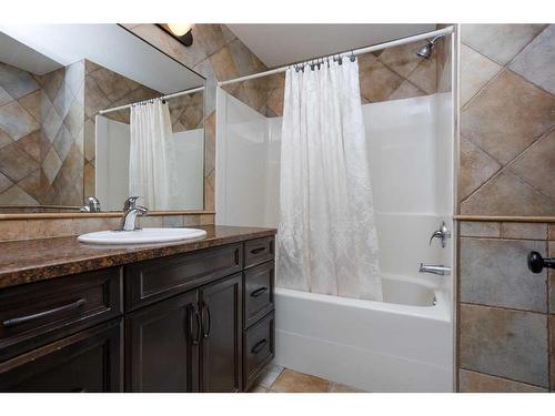 46 Oaklands Crescent, Red Deer, AB - Indoor Photo Showing Bathroom