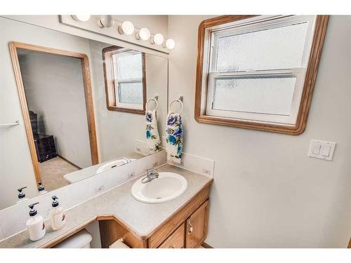 56 Willow Springs Crescent, Sylvan Lake, AB - Indoor Photo Showing Bathroom