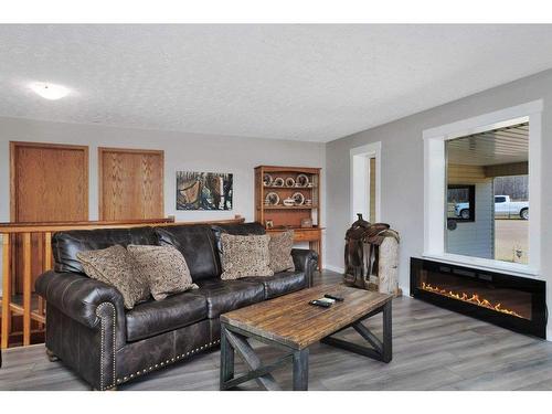 41430 Rr20, Rural Lacombe County, AB - Indoor Photo Showing Living Room