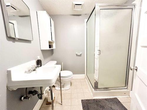 3918 46A Street Close, Ponoka, AB - Indoor Photo Showing Bathroom
