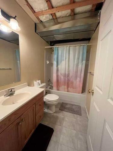 4931 48 Street, Hardisty, AB - Indoor Photo Showing Bathroom