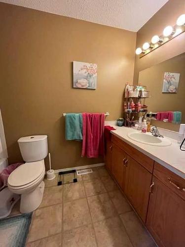 4931 48 Street, Hardisty, AB - Indoor Photo Showing Bathroom