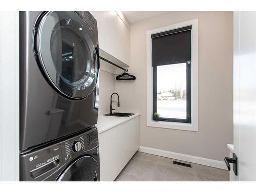 299-27475 Township Road 380, Rural Red Deer County, AB - Indoor Photo Showing Laundry Room