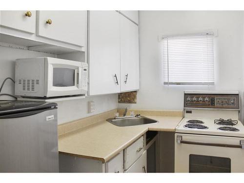 4513 49 Avenue, Castor, AB - Indoor Photo Showing Kitchen