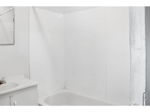 4513 49 Avenue, Castor, AB - Indoor Photo Showing Bathroom