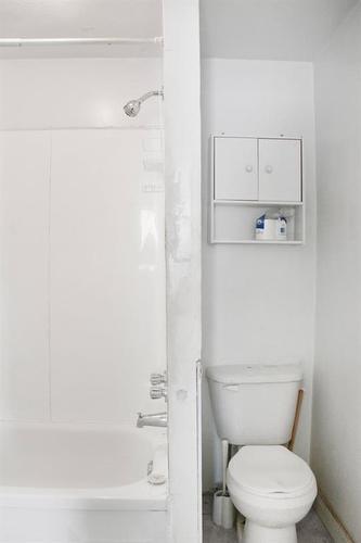 4513 49 Avenue, Castor, AB - Indoor Photo Showing Bathroom