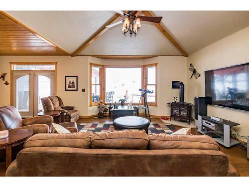 103 Lake Dr, Argentia Beach, AB - Indoor Photo Showing Living Room