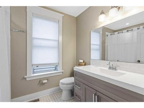 9709 76 Avenue Nw, Edmonton, AB - Indoor Photo Showing Bathroom