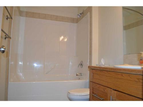 302-3 Northstar Drive, Lacombe, AB - Indoor Photo Showing Bathroom