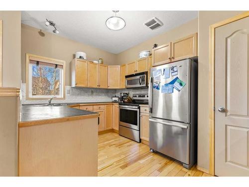 15 Ivey Close, Red Deer, AB - Indoor Photo Showing Kitchen