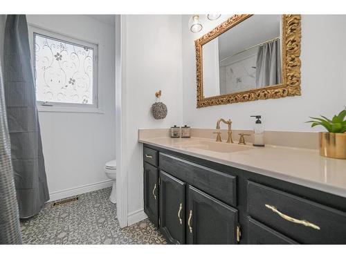 6210 49 Avenue, Camrose, AB - Indoor Photo Showing Bathroom