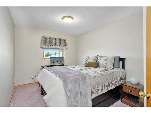 6011 67 Avenue, Rocky Mountain House, AB - Indoor Photo Showing Bedroom