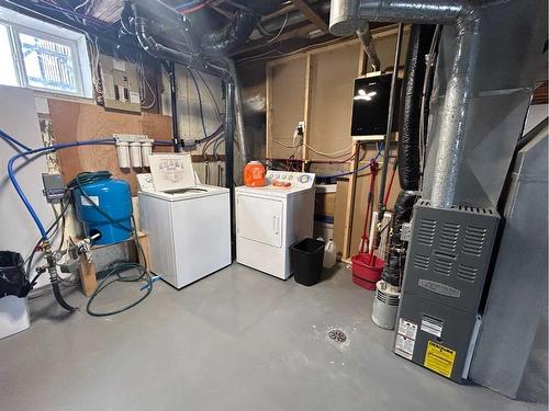 1 Belfast Close, Bluffton, AB - Indoor Photo Showing Laundry Room
