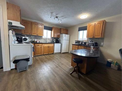 1 Belfast Close, Bluffton, AB - Indoor Photo Showing Kitchen With Double Sink