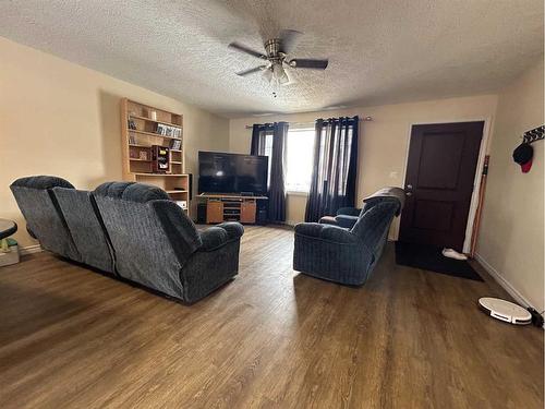1 Belfast Close, Bluffton, AB - Indoor Photo Showing Living Room