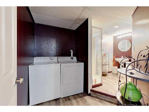 14 Harrigan Street, Sylvan Lake, AB - Indoor Photo Showing Laundry Room