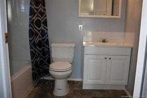 5124 48 Street, Hardisty, AB - Indoor Photo Showing Bathroom
