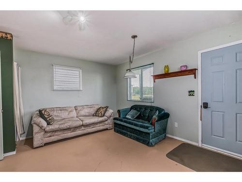 68 Sunnyside Crescent, Rural Ponoka County, AB - Indoor Photo Showing Living Room