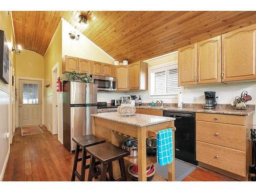 3709 Lakeshore Drive, Sylvan Lake, AB - Indoor Photo Showing Kitchen