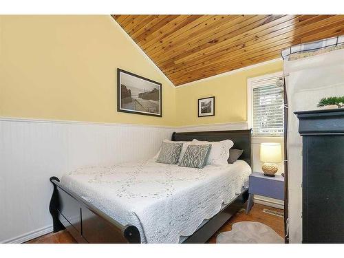 3709 Lakeshore Drive, Sylvan Lake, AB - Indoor Photo Showing Bedroom