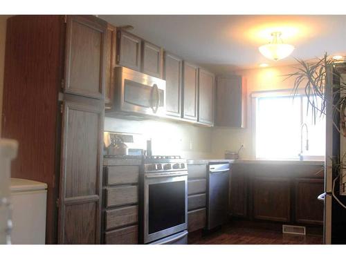 16 Sullivan Street, Rural Lacombe County, AB - Indoor Photo Showing Kitchen