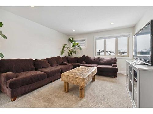 2 Meadow Close, Lacombe, AB - Indoor Photo Showing Living Room