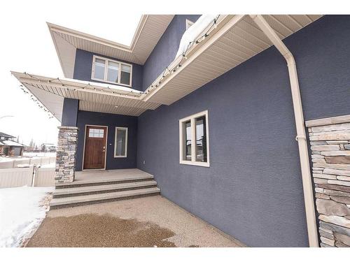 2 Meadow Close, Lacombe, AB - Outdoor