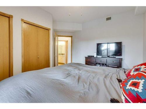 304-5300 48 Street, Red Deer, AB - Indoor Photo Showing Bedroom