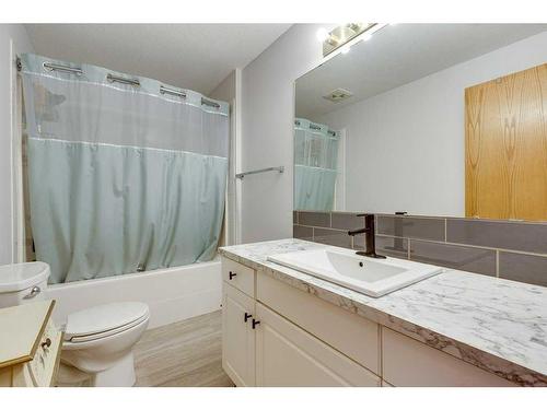 304-5300 48 Street, Red Deer, AB - Indoor Photo Showing Bathroom