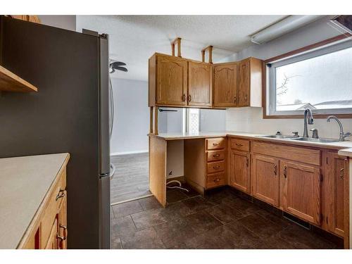5668 45 Street, Innisfail, AB - Indoor Photo Showing Kitchen With Double Sink