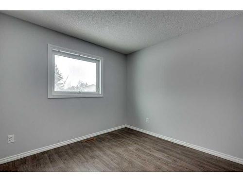 5668 45 Street, Innisfail, AB - Indoor Photo Showing Other Room