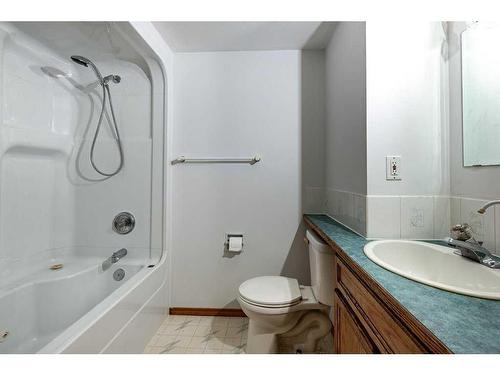 5668 45 Street, Innisfail, AB - Indoor Photo Showing Bathroom