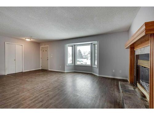 5668 45 Street, Innisfail, AB - Indoor With Fireplace