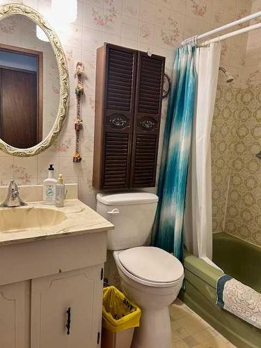 4927 47 Street, Hardisty, AB - Indoor Photo Showing Bathroom