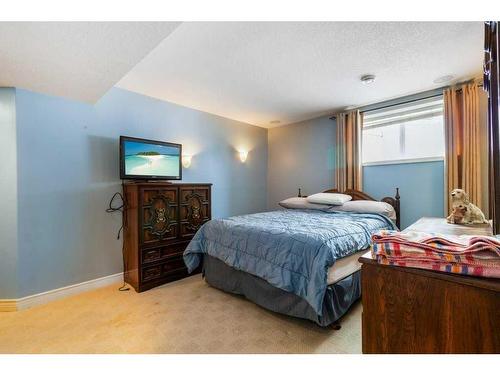 146 Alberts Close, Red Deer, AB - Indoor Photo Showing Bedroom