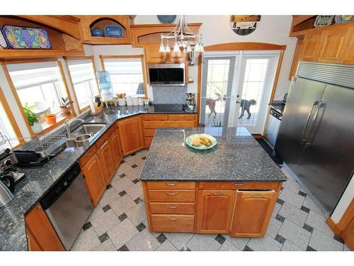 18 59515 Rge Rd 260, Westlock, AB - Indoor Photo Showing Kitchen With Double Sink