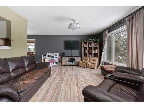 38 Grand Drive, Camrose, AB - Indoor Photo Showing Living Room