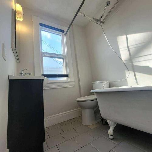 802 9 Street Se, Calgary, AB - Indoor Photo Showing Bathroom